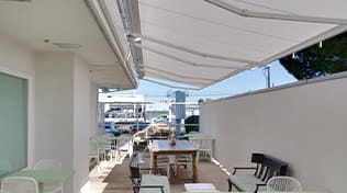 commercial retractable awning 1